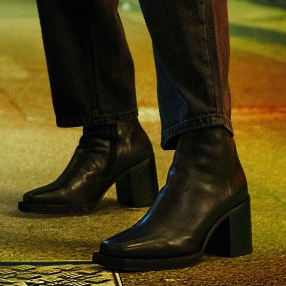 Leather, heeled Chelsea boot with angled toe
